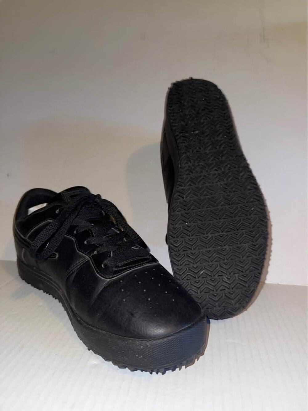 Fila Vulc 13 Black Work Shoes men’s Size 8 1/2 Slip Resistant Sneakers